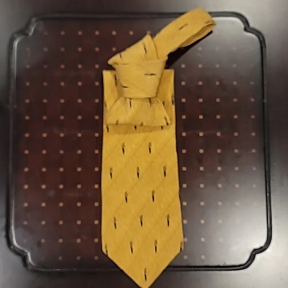 Bill Blass Black Label 100% Silk Soft Tie Gold Black 4